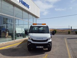 Furgoneta nueva IVECO Daily 70C17 de 7.2Tn de MMA con una plataforma de rescate en carretera. Entregada en La Puebla de Valverde en Teruel. 