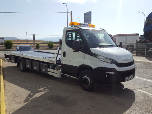 Furgoneta nueva IVECO Daily 70C17 de 7.2Tn de MMA con una plataforma de rescate en carretera. Entregada en La Puebla de Valverde en Teruel. 