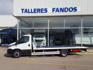 Furgoneta nueva IVECO Daily 70C17 de 7.2Tn de MMA con una plataforma de rescate en carretera. Entregada en La Puebla de Valverde en Teruel. 