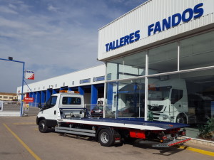 Furgoneta nueva IVECO Daily 70C17 de 7.2Tn de MMA con una plataforma de rescate en carretera. Entregada en La Puebla de Valverde en Teruel. 