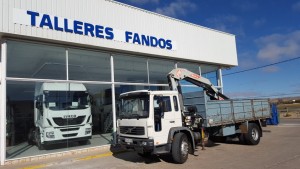 Entrega de camión de ocasión Volvo, con caja fija de 5.5 metros, y una grúa PM14 con 5 prolongas y cabrestante, para Portugal.