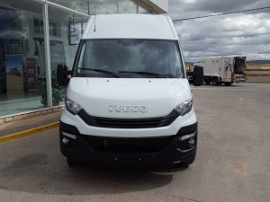 En Talleres Fandos disponemos de una Furgoneta Nueva IVECO 35S14V de 12m3 Euro6 para que puedas probar las mejoras de este vehículo.