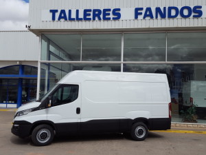 En Talleres Fandos disponemos de una Furgoneta Nueva IVECO 35S14V de 12m3 Euro6 para que puedas probar las mejoras de este vehículo.