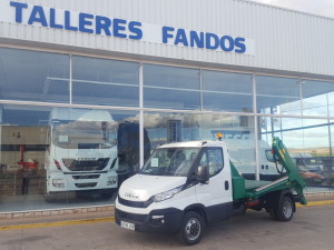 Entrega de furgoneta nueva IVECO 35C15 carrozada con equipo de cadenas.