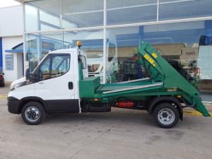 Entrega de furgoneta nueva IVECO 35C15 carrozada con equipo de cadenas.