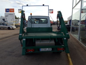 Entrega de furgoneta nueva IVECO 35C15 carrozada con equipo de cadenas.