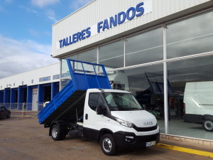 Entrega de furgoneta nueva IVECO 35C15 con caja basculante.