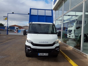 Entrega de furgoneta nueva IVECO 35C15 con caja basculante.