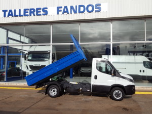 Entrega de furgoneta nueva IVECO 35C15 con caja basculante.