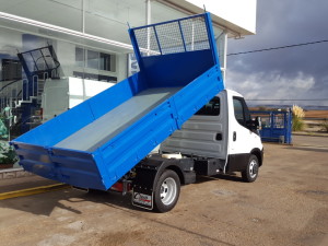 Entrega de furgoneta nueva IVECO 35C15 con caja basculante.