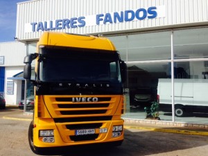 Entrega de flamante cabeza tractora IVECO AS440S50TP automática con intarder. Con carenados y llantas en color negro.