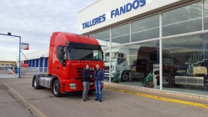 Fernando Fandos entrega una estupenda cabeza tractora de ocasión IVECO AS440S46TP a Petru de Gerona.