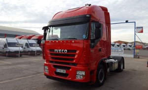 Fernando Fandos entrega una estupenda cabeza tractora de ocasión IVECO AS440S46TP a Petru de Gerona.