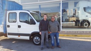 Entrega de furgoneta IVECO 35C13D con doble cabina con 7 plazas y caja de lonas.