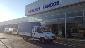 Entrega de furgoneta IVECO 35C13D con doble cabina con 7 plazas y caja de lonas.