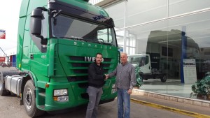 Entrega de tractora de ocasión  IVECO AS440S50T/P automatica e intarder  con ADR completo, del año 2012.