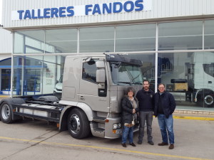 cabeza tractora IVECO AT440S45T/FP, portacoches con suspensión neumática integral