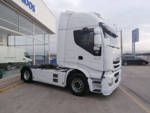 Entrega de cabeza tractora de ocasión IVECO AS440S48TP del año 2015 para Barcelona