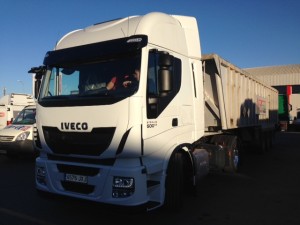 Entrega de cabeza tractora nueva IVECO Hi Way AS440S50TP automática con intarder.