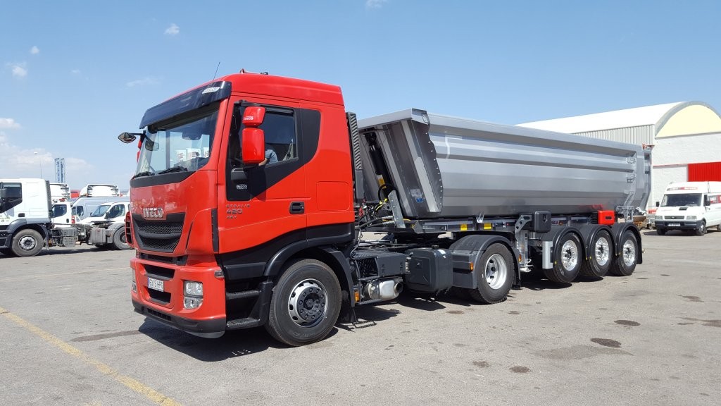 Entrega de bonita cabeza tractora de ocasión IVECO AS440S42TP con techo bajo a nuestro amigo Joaquin.