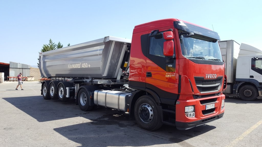 Entrega de bonita cabeza tractora de ocasión IVECO AS440S42TP con techo bajo a nuestro amigo Joaquin.