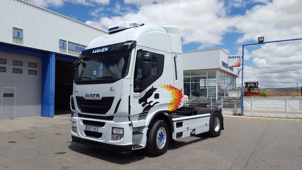 abeza tractora de ocasión  IVECO AS440S50TP Hi Way,  personalizada con los míticos Pegaso