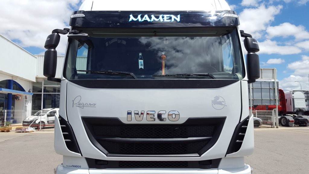 abeza tractora de ocasión  IVECO AS440S50TP Hi Way,  personalizada con los míticos Pegaso