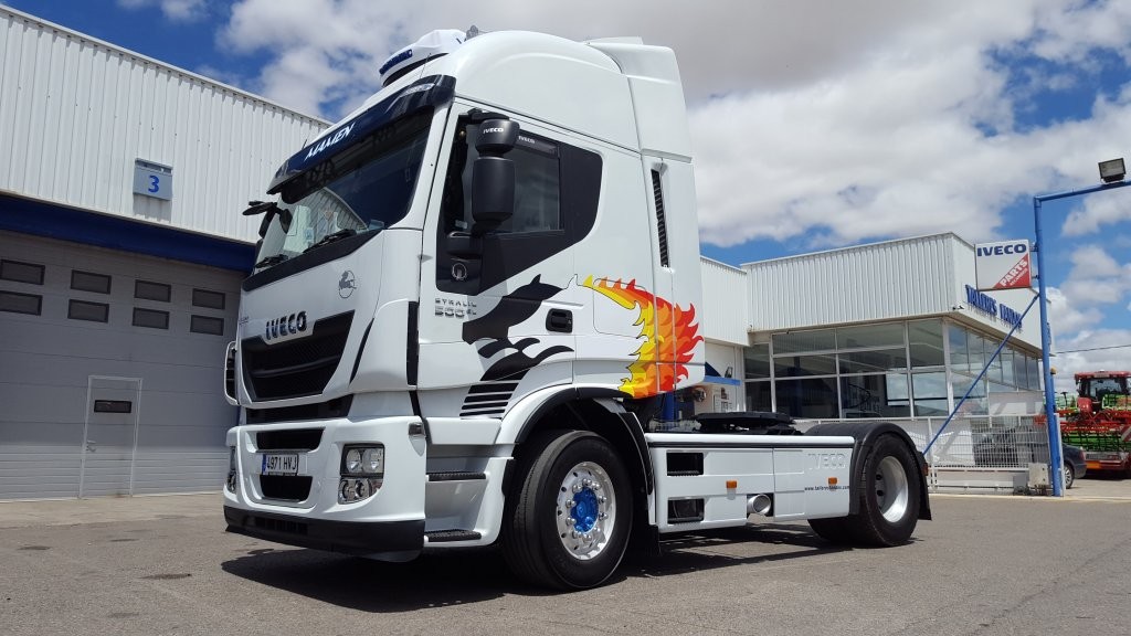 abeza tractora de ocasión  IVECO AS440S50TP Hi Way,  personalizada con los míticos Pegaso