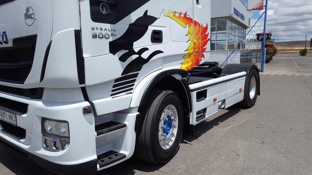 abeza tractora de ocasión  IVECO AS440S50TP Hi Way,  personalizada con los míticos Pegaso