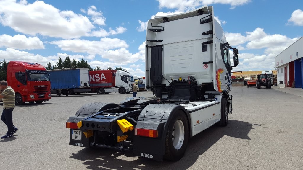 abeza tractora de ocasión  IVECO AS440S50TP Hi Way,  personalizada con los míticos Pegaso