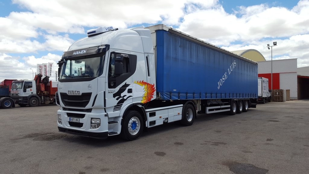 abeza tractora de ocasión  IVECO AS440S50TP Hi Way,  personalizada con los míticos Pegaso