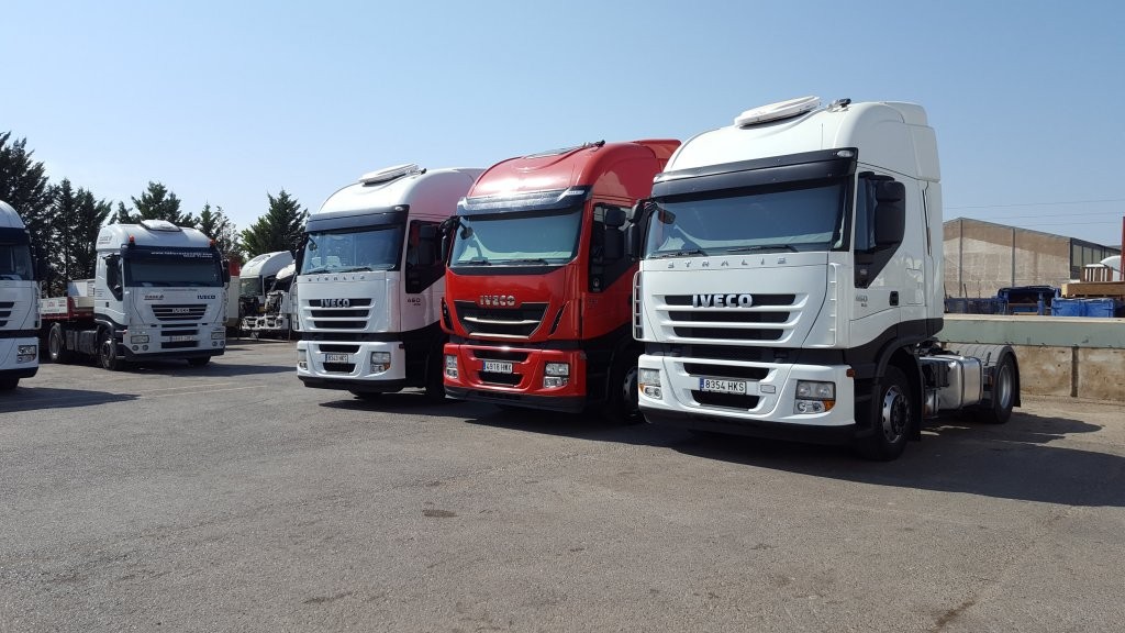 El pasado sábado entregamos estas 3 estupendas cabezas tractoras de ocasión IVECO, 2 unidades AS440S46TP y una AS440S42TP Hi Way.