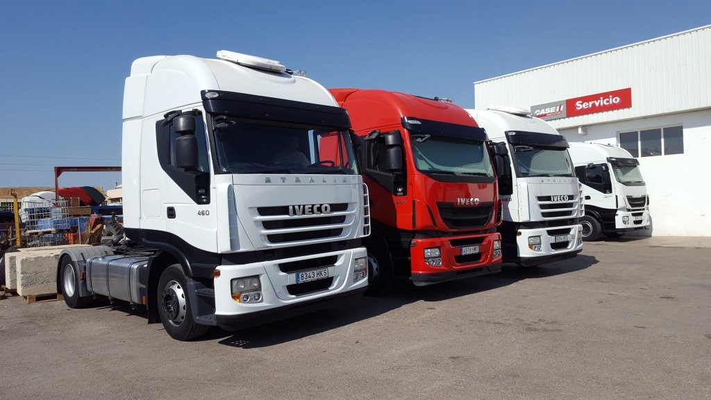 El pasado sábado entregamos estas 3 estupendas cabezas tractoras de ocasión IVECO, 2 unidades AS440S46TP y una AS440S42TP Hi Way.