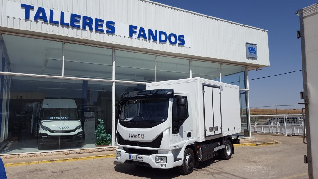 Entrega de IVECO Eurocargo ML100E22 nuevo, con caja isotermo para el reparto de bebidas y productos alimentarios.