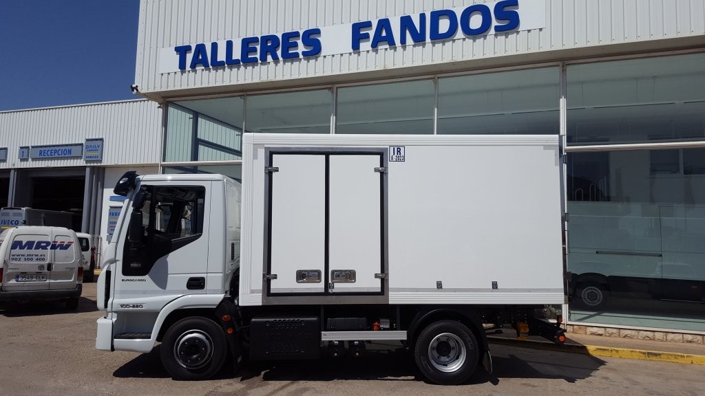 Entrega de IVECO Eurocargo ML100E22 nuevo, con caja isotermo para el reparto de bebidas y productos alimentarios.