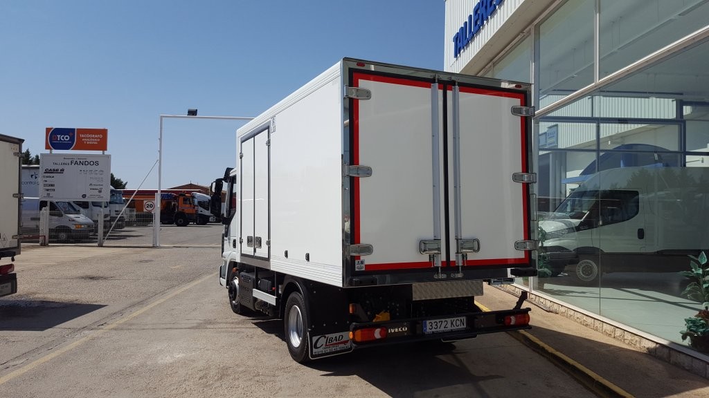 Entrega de IVECO Eurocargo ML100E22 nuevo, con caja isotermo para el reparto de bebidas y productos alimentarios.