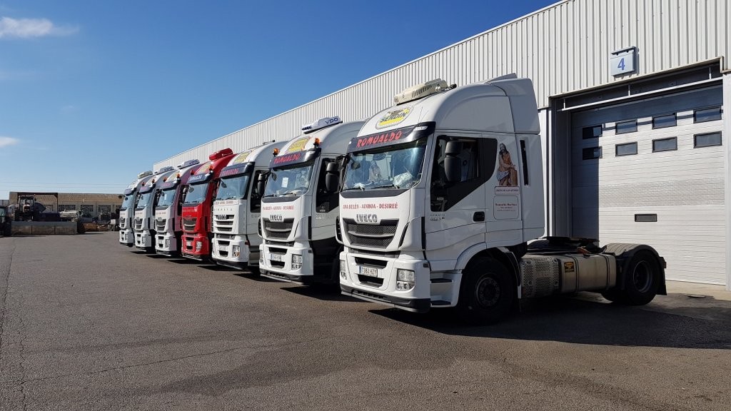 Entrega de varias cabezas tractoras de ocasión IVECO a nuestro amigo Romualdo, desde nuestro centro Ok Trucks en Teruel.