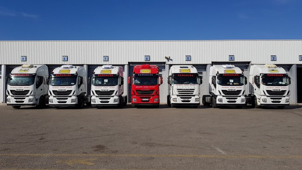 Entrega de varias cabezas tractoras de ocasión IVECO a nuestro amigo Romualdo, desde nuestro centro Ok Trucks en Teruel.