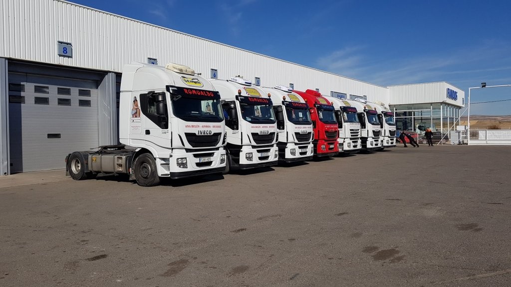 Entrega de varias cabezas tractoras de ocasión IVECO a nuestro amigo Romualdo, desde nuestro centro Ok Trucks en Teruel.