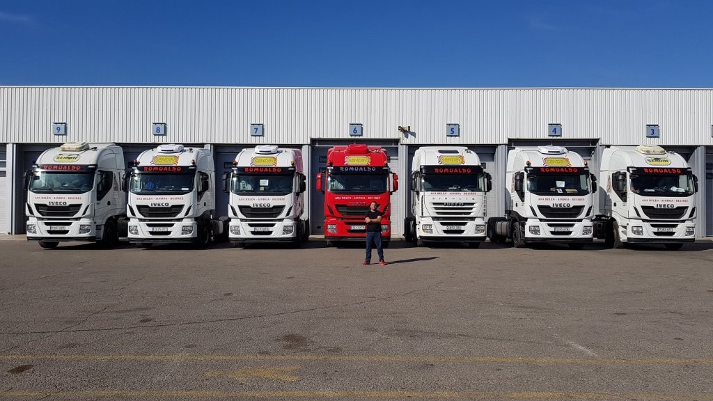 Entrega de varias cabezas tractoras de ocasión IVECO a nuestro amigo Romualdo, desde nuestro centro Ok Trucks en Teruel.