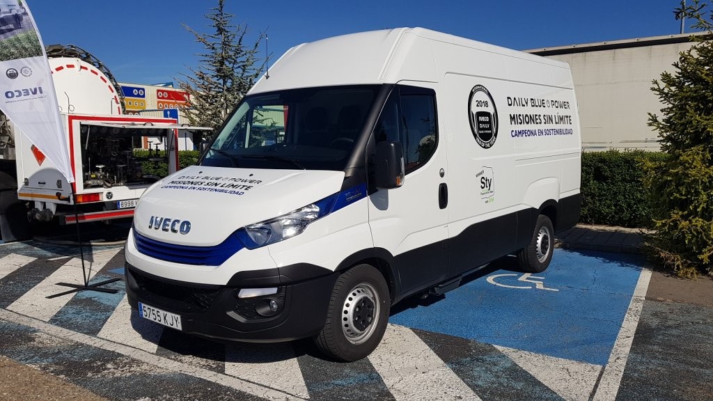 El equipo comercial de Talleres Fandos asistió ayer a la jornada de formación de la nueva gama ecológica de IVECO, la Daily Blue Power