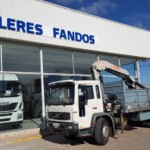 Entrega de camión de ocasión Volvo con grúa para Portugal.