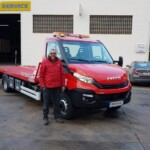 Entrega de  IVECO 70C18 con una plataforma porta vehículos.